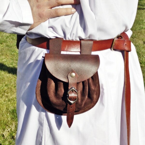 Historical belt bag in leather and suede, with laces and buckle.