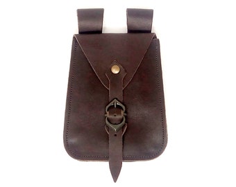 Small medieval bag, in leather, with buckle and belt loops.