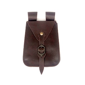 Small medieval bag, in leather, with buckle and belt loops.