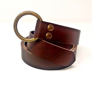 Historical belt with ring, in leather. For historical costumes