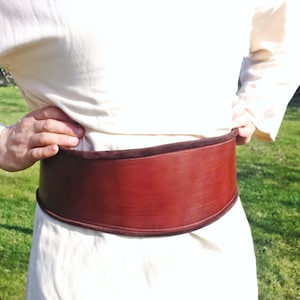 Leather corset belt, with decorative suede edges. Closed by leather straps with buckles.