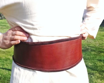 Leather corset belt, with decorative suede edges. Closed by leather straps with buckles.