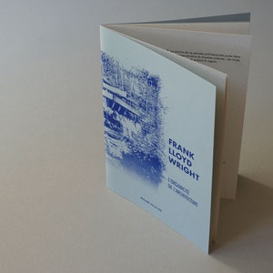 Peut inclure: Une couverture de livre bleue et blanche avec le titre "Frank Lloyd Wright: L'Organique de l'Architecture".