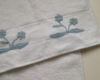 Made in Italy Set of 2 TOWELS with crocheted flowers applique