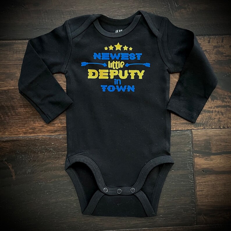 Cute Infant Newest Little Deputy in Town Onesie Bodysuit or t-shirt Law Enforcement Sheriff Baby afbeelding 2