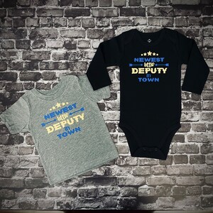 Cute Infant Newest Little Deputy in Town Onesie Bodysuit or t-shirt Law Enforcement Sheriff Baby afbeelding 1