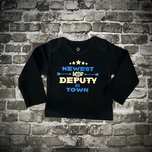 Cute Infant Newest Little Deputy in Town Onesie Bodysuit or t-shirt Law Enforcement Sheriff Baby afbeelding 3