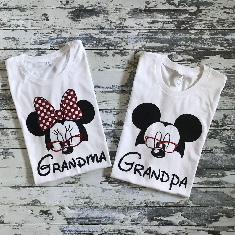 Family Vacation Mouse Tee Mickey or Minnie Inspired with Glitter Bow CUSTOMIZE W/ ANY NAME Family Disney Day T-Shirts in White afbeelding 1