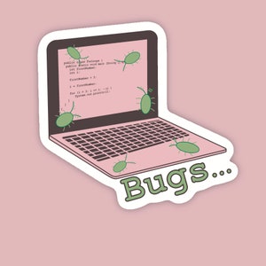 Op de afbeelding: Een sticker met een roze laptop die Java-code op het scherm toont. Verschillende kleine, lichtgroene, ovale insecten kruipen over het scherm, het toetsenbord en de polssteun. Het woord Bugs... staat in groene letters onder de laptop.