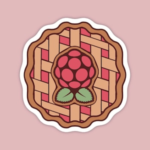 Puede incluir: Una pegatina circular con una ilustración estilizada de una tarta de frutas con corteza de rejilla. La tarta tiene un borde festoneado de color marrón dorado, una corteza beige tejida y un relleno de fruta roja. Una frambuesa roja con dos hojas verdes se sitúa en el centro.
