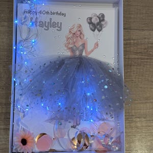 Grande carte d'anniversaire personnalisée de petite fille en robe A4, toutes les occasions, carte de petite fille mignonne, carte de luxe jupe 3D unique avec lumières