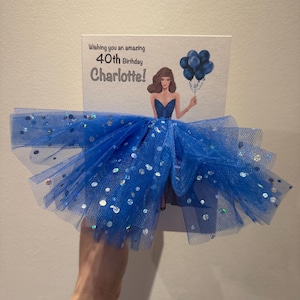 A5 A4 grande carte personnalisée 3D fille en robe d'anniversaire carte de bal toute occasion carte jupe bleue tulle paillettes carte cheveux courts