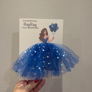 A5 A4 grande carte d'anniversaire personnalisée 3D fille en robe toute occasion carte tutu bleu jupe tulle ballons cheveux bruns bal de promo