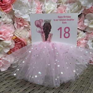 A5 A4 grande carte d'anniversaire personnalisée faite main pour fille en robe toutes les occasions, carte tutu rose, jupe en tulle, ballons à paillettes, bal de promo cheveux bruns