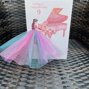 A5 A4 grande fille jouant du piano carte d'anniversaire personnalisée pour toute occasion carte tutu jupe arc-en-ciel paillettes carte unique grande carte