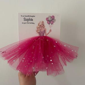 A5 A4 grande carte d'anniversaire personnalisée faite main pour fille en robe toutes les occasions, carte tutu rose, jupe en tulle, ballons à paillettes, cheveux châtains clairs
