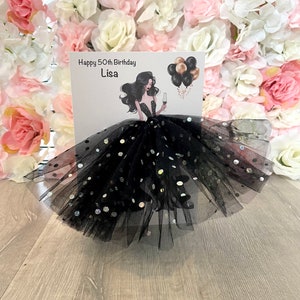 A5 A4 grande carte d'anniversaire personnalisée 3D fille en robe pour toute occasion carte tutu noir jupe tulle ballons cheveux foncés bal de fin d'année