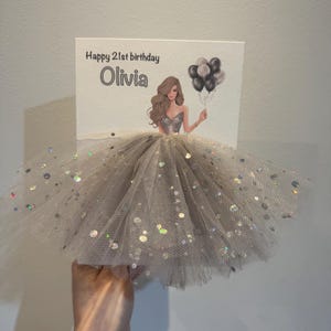 A5 A4 grande carte d'anniversaire personnalisée faite main pour fille en robe toutes les occasions, carte tutu gris, jupe en tulle, ballons à paillettes, cheveux châtains clairs