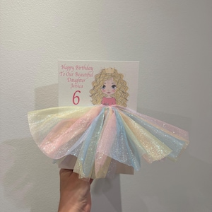 A5 A4 grande carte d'anniversaire personnalisée petite princesse faite main arc-en-ciel tutu jupe jolie carte unique cheveux blonds fille bouclés