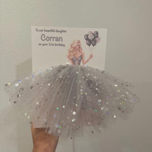 A5 A4 grande carte d'anniversaire personnalisée 3D fille en robe toute occasion carte tutu gris jupe tulle paillettes carte ballons cheveux blonds