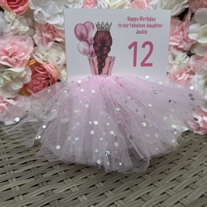 A5 A4 grande carte d'anniversaire personnalisée faite main pour fille en robe toutes les occasions, carte tutu rose, jupe en tulle, ballons à paillettes, bal de promo cheveux roux