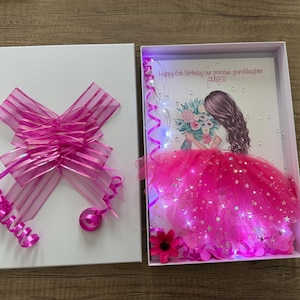 Grande carte d'anniversaire personnalisée de luxe pour fille en robe A4, toutes les occasions, carte de petite fille mignonne, carte de luxe jupe 3D unique avec lumières roses