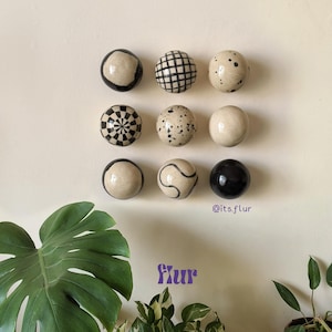 Handgemachte Keramik Sphere Wandkunst, Schwarz und Weiß Kugeln Wandbild (9 Stück)