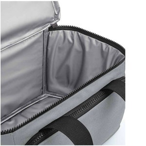 Puede incluir: Una bolsa de almuerzo aislada gris con asas negras y cierre de cremallera. La bolsa est&aacute; abierta y el interior est&aacute; forrado con un tejido gris.