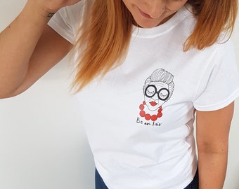 Camiseta orgánica con cita positiva, camiseta con cita, camiseta de Iris Apfel, camiseta blanca, moda, moda con citas, citas positivas, camiseta ilustrada