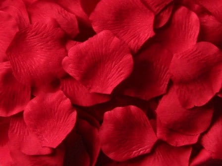 24 LED-Herzkerzen Mit Rosenblättern – Flammenlos & Batteriebetrieben