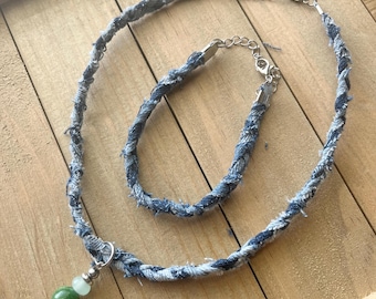 Upcycled Denim Choker Armband Set mit Grünquarz Anhänger – geflochtener Boho Schmuck