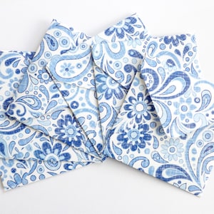 Bloemenblauwe en witte mini-enveloppen, handgemaakte enveloppen, vierkante enveloppen, liefdesbriefje, cadeaubon, mininotitiekaarten, blanco kaarten