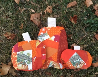 Patrón de costura en PDF de bolsas Pumpkin Patch de PostalThreads #pumpkinpatchpouches, bolsa de tela rellenable, original y llena de retazos.