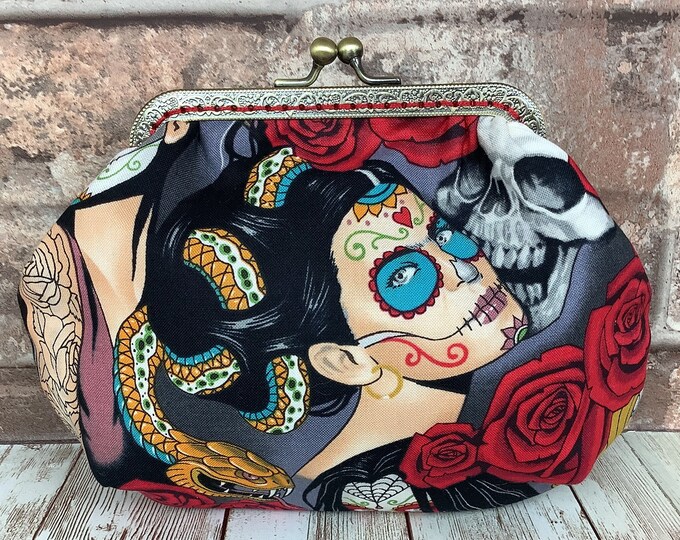 Day of the Dead small frame clutch bag, Skulls and snakes handbag, Gothic makeup purse, Nocturna, Alexander Henry, Optional chain, Handmade