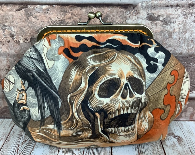 Skulls small frame clutch bag, Gothic apocalypse handbag, Heart of Darkness makeup purse, Alexander Henry, Optional chain, Handmade