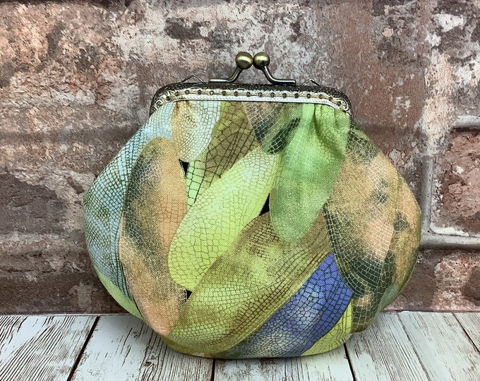 Dragonfly wings frame coin purse, Green and gold fabric coin purse, Kiss lock wallet, Optional chain, Handmade