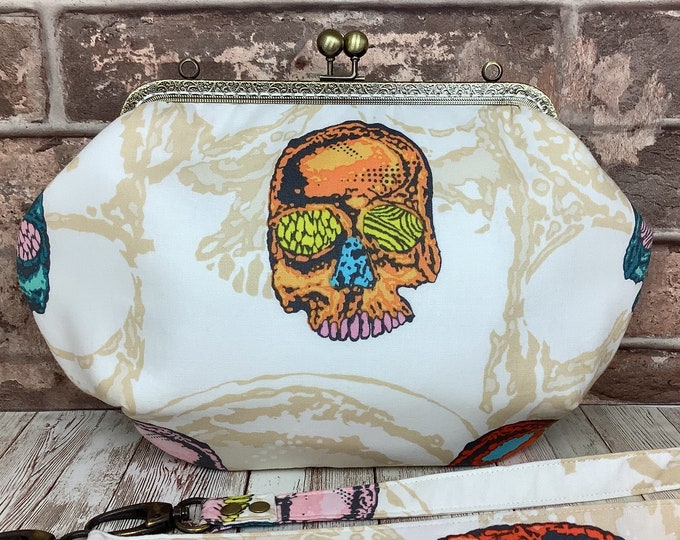 Skulls medium frame clutch bag, Gothic clutch purse, Shoulder bag, Head Trip, Detachable strap, Handmade, Alexander Henry, Head Trip