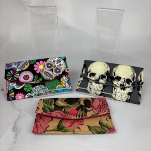Tarjetero con calaveras, tarjetero gótico, 3 opciones de estampados, hecho a mano