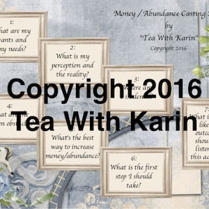 Może przedstawiać: Jasnoniebieskie i białe tło z siedmioma kartami, każda z pytaniem o pieniądze i obfitość. Karty są zatytułowane "Tea With Karin" i mają datę praw autorskich "Copyright 2016".
