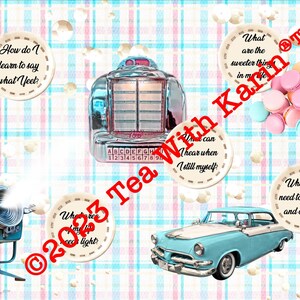 Könnte beinhalten: Ein Bild im Vintage-Stil mit einem blau-weiß karierten Hintergrund. Das Bild zeigt ein rosa Drehwahltelefon, einen blauen Scheinwerfer, eine alte Jukebox, ein blau-weißes Auto und einen Haufen pastellfarbener Macarons. Das Bild enthält auch mehrere runde Etiketten mit Text, darunter "Wie lerne ich, 'Yeek' zu sagen?", "Wo ist mein Scheinwerfer?", "Was sind die süßeren Dinge in meinem Leben?", "Was kann ich hören, wenn ich noch ich selbst bin?" und "Was muss ich einpacken und ausladen?"