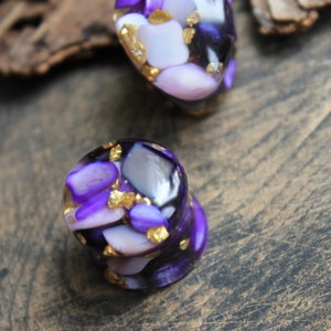 Zatyczki do uszu z fioletowym kamieniem i złotymi płatkami, tunele z żywicy