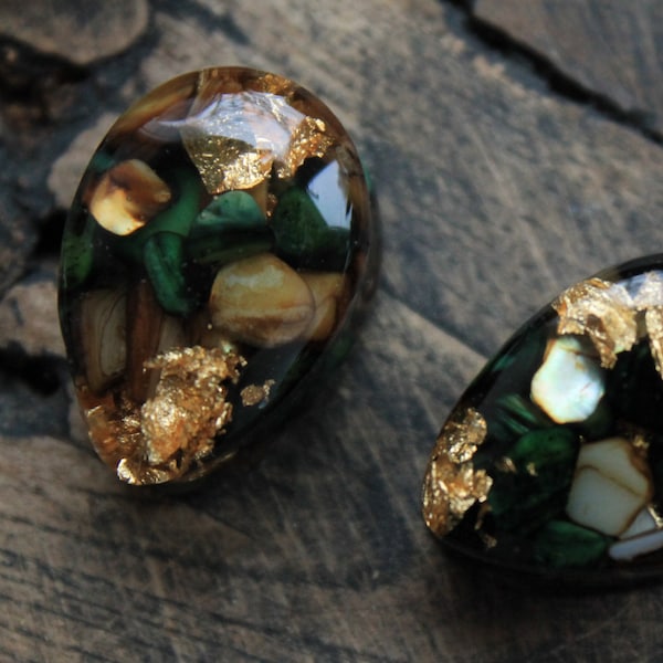 Plugs em formato de lágrima com ágata musgosa, alargadores de resina verde e dourada, túneis de madeira rústica, joias de orelha com inspiração na natureza.