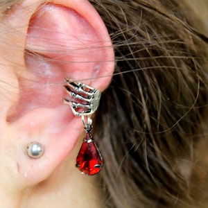 Skelett Hand Ohrmanschette, roter Kristall Tropfen, Gothic Halloween Schmuck