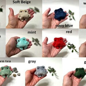 K&ouml;nnte beinhalten: Eine Sammlung von Pl&uuml;sch-Froschspielzeugen in verschiedenen Farben, darunter Sonnengelb, Hellbeige, Wei&szlig;, Marineblau, Hellrosa, Mint, Rot, Hellblau, Gr&uuml;ntee, Grau und Gr&uuml;n.