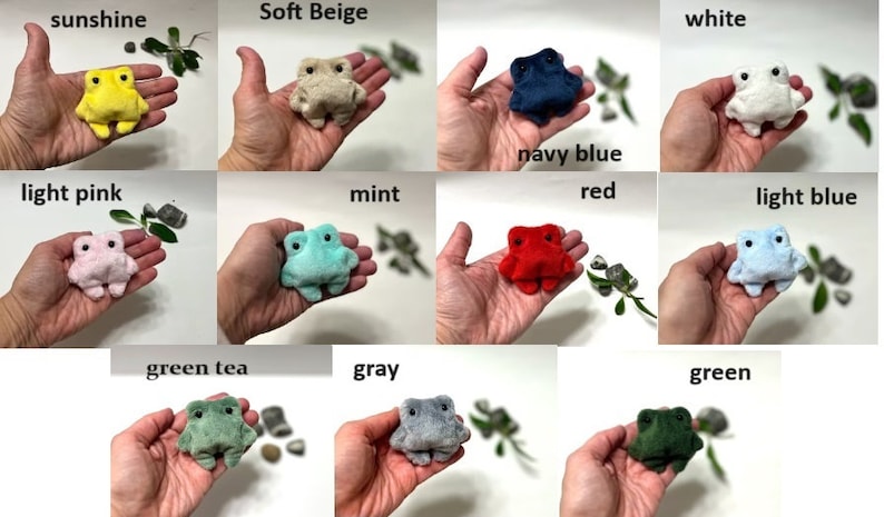 K&ouml;nnte beinhalten: Eine Sammlung von Pl&uuml;sch-Froschspielzeugen in verschiedenen Farben, darunter Sonnengelb, Hellbeige, Wei&szlig;, Marineblau, Hellrosa, Mint, Rot, Hellblau, Gr&uuml;ntee, Grau und Gr&uuml;n.