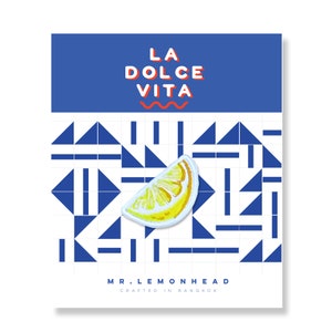 Puede incluir: Un parche bordado con una rodaja de limón amarilla sobre fondo blanco. El parche está sobre un fondo de patrón geométrico azul y blanco. El texto "LA DOLCE VITA" está en la parte superior de la imagen en texto rojo y blanco. El texto "MR. LEMONHEAD" está en la parte inferior de la imagen en texto negro. El texto "CRAFTED IN BANGKOK" está debajo del texto "MR. LEMONHEAD" en texto negro.