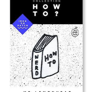 Peut inclure: Patch thermocollant blanc avec du texte noir qui dit "How to Nerd". Le patch a la forme d'un livre et a un contour noir. Le patch est sur un fond blanc avec des points noirs.