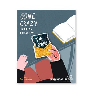 Peut inclure: Un patch brodé coloré avec le texte "I'm Dying" dans une enveloppe jaune. Le patch fait partie de la "Collection spéciale Gone Crazy" de Chubbynida Design.