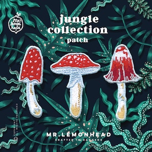 Op de afbeelding: Drie geborduurde paddenstoelpatches met rode en witte details. De patches zijn geplaatst op een donkergroene achtergrond met bladpatronen. De tekst "jungle collection patch" staat bovenaan de afbeelding. De tekst "MR. LEMONHEAD" staat onderaan de afbeelding.