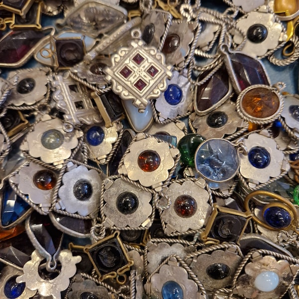 Lot de 10 assortiments vintage des années 1930 Jakob Bengel, verre, pierre précieuse, pendentif, porte-chaîne de montre.